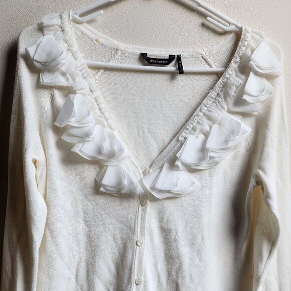 Daisy Fuentes Cream Ruffled Button Down Cardigan Size Small - Picture 6 of 16